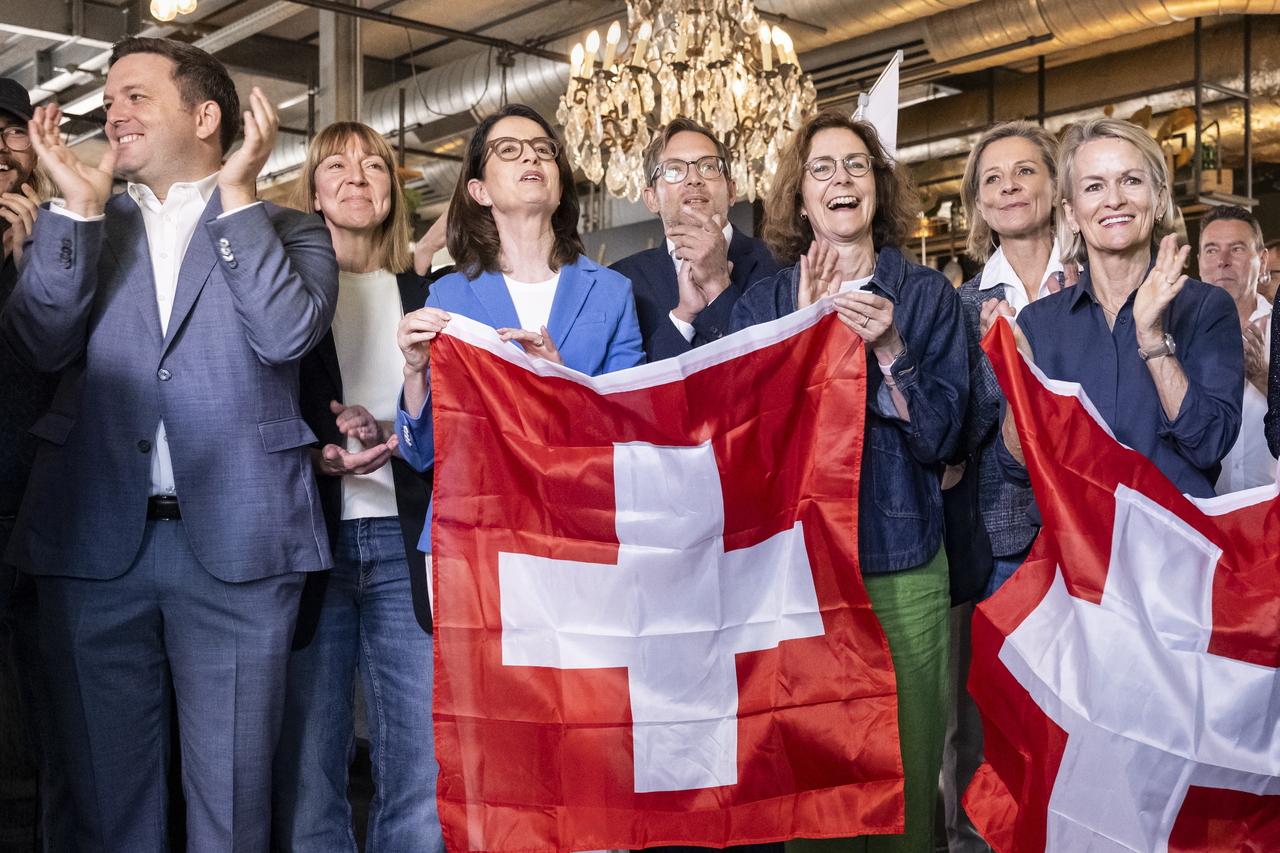 Members of the cross-party committee opposing the "Swiss Neutrality Initiative" react to the first clear projections of the referendum result at a vote-night gathering in Bern on Sunday (local time). From left: National Councillor Jon Pult (SP-GR), cantonal councillor Mathilde Crevoisier Crelier (SP-JU), National Councillor and FDP co-president Susanne Vincenz-Stauffer (FDP-SG), National Councillor Heinz Theiler (FDP-SZ), Economiesuisse Director Monika Ruehl, National Councillor Simon de Montmollin (FDP-GE), and cantonal councillor Andrea Gmür (Mitte-LU). [EPA]
