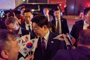 Lee’s approval rating rebounds for second week, but ruling party slips