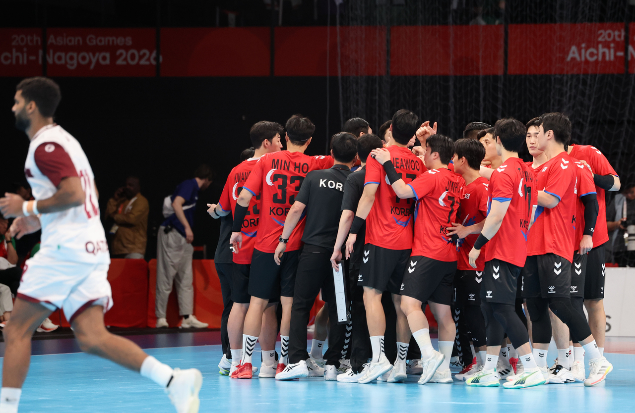 South Korean players huddle at halftime during the men's handball semifinals at the Aichi-Nagoya Asian Games at Entrio in Inazawa, just northwest of Nagoya, Japan, on Monday. (Yonhap)