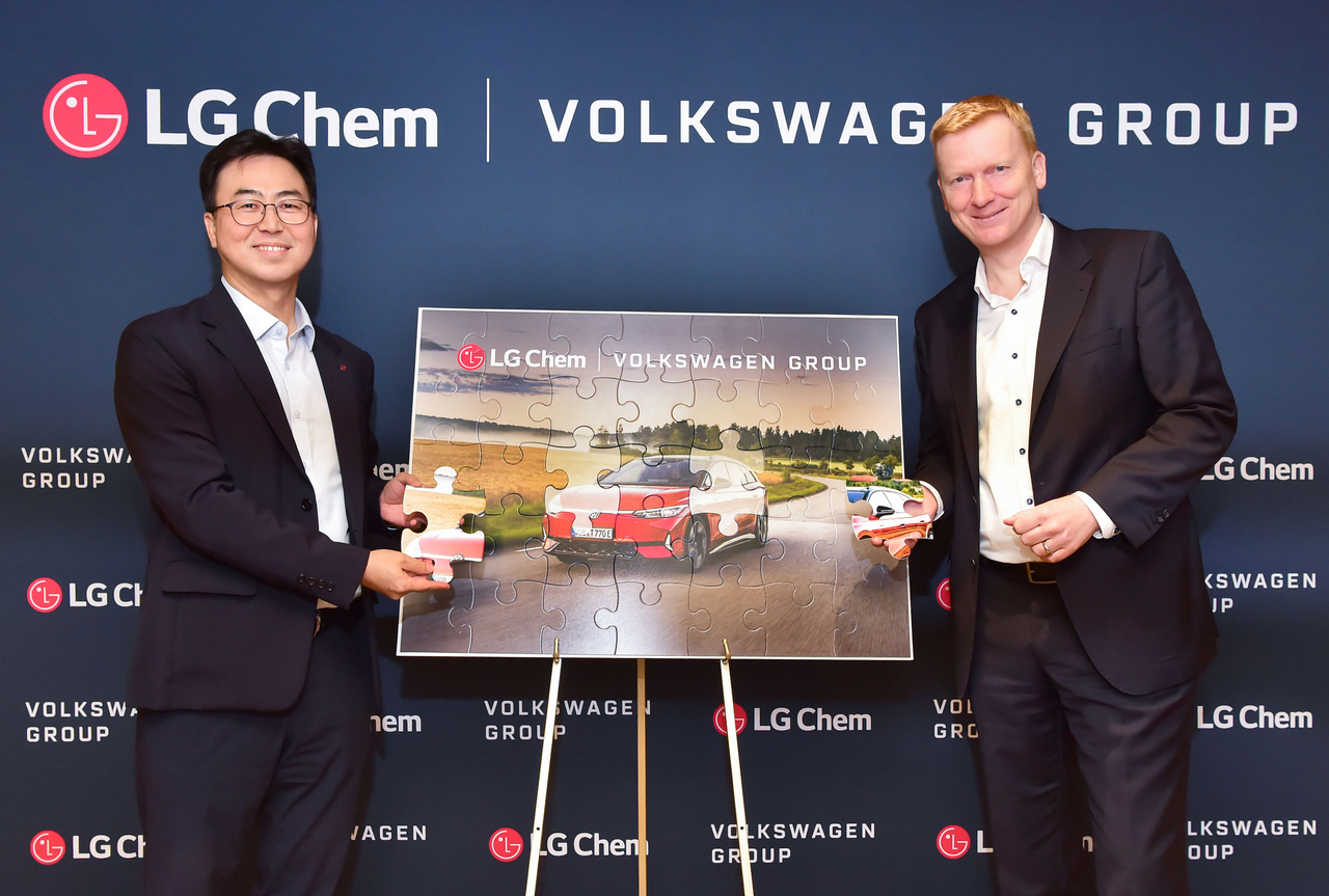 LG Chem Senior Vice President Kim Sang-min (left), head of the company’s petrochemicals business, and Volkswagen Group Vice President Stefan Gramse, head of exterior procurement, pose for a photo after signing a memorandum of understanding on future mobility materials at LG Twin Tower in Seoul. (LG Chem)