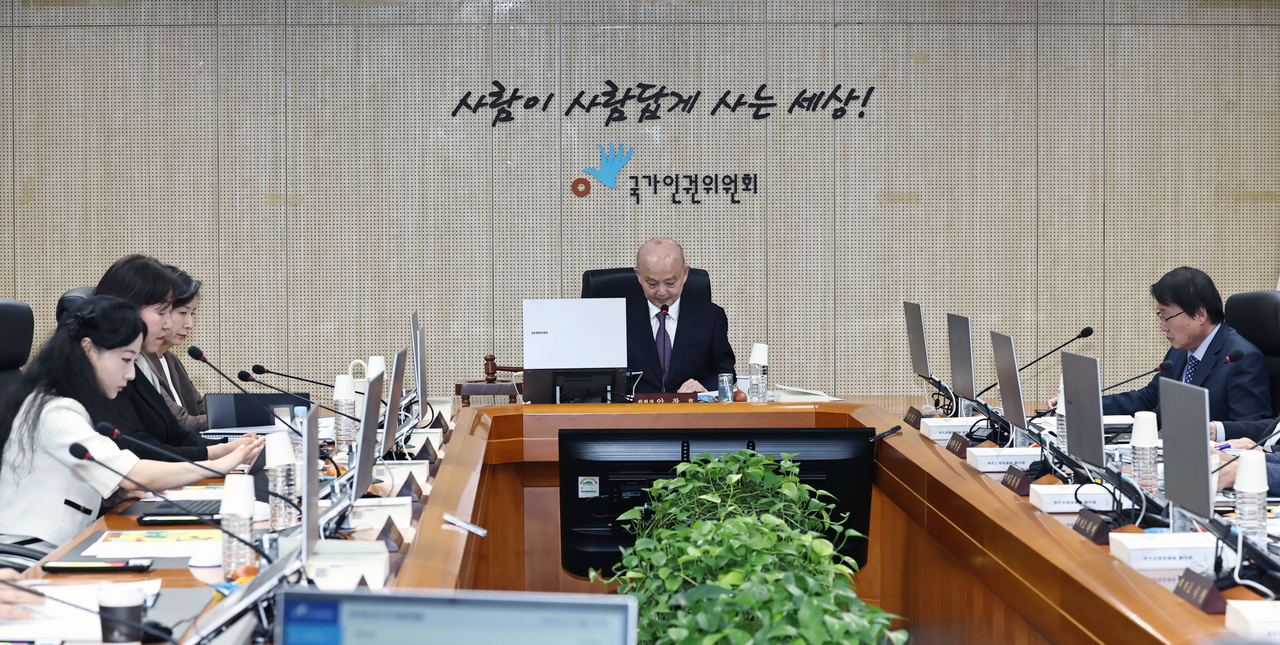안창호 국가인권위원장이 지난 4월 서울 중구 국가인권위원회에서 우크라이나 북한군 포로의 생명·신체 및 정신건강 보호와 대한민국 입국을 위한 인도적 조치 권고의 건 등을 공개 심의하는 제7차 전원위원회를 주재하는 모습. [연합]