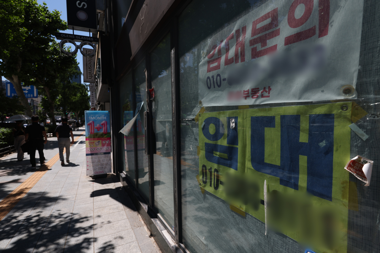 A commercial building in Seoul with vacancy signs posted. [Yonhap]