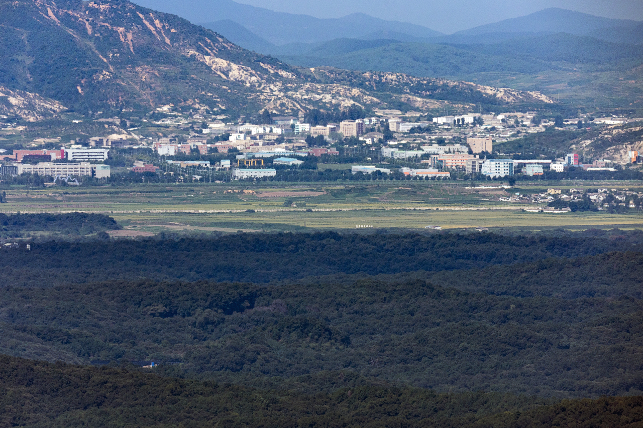 경기도 파주시 접경지역에서 바라본 서부전선 비무장지대(DMZ)와 개성공단 일대. [연합]