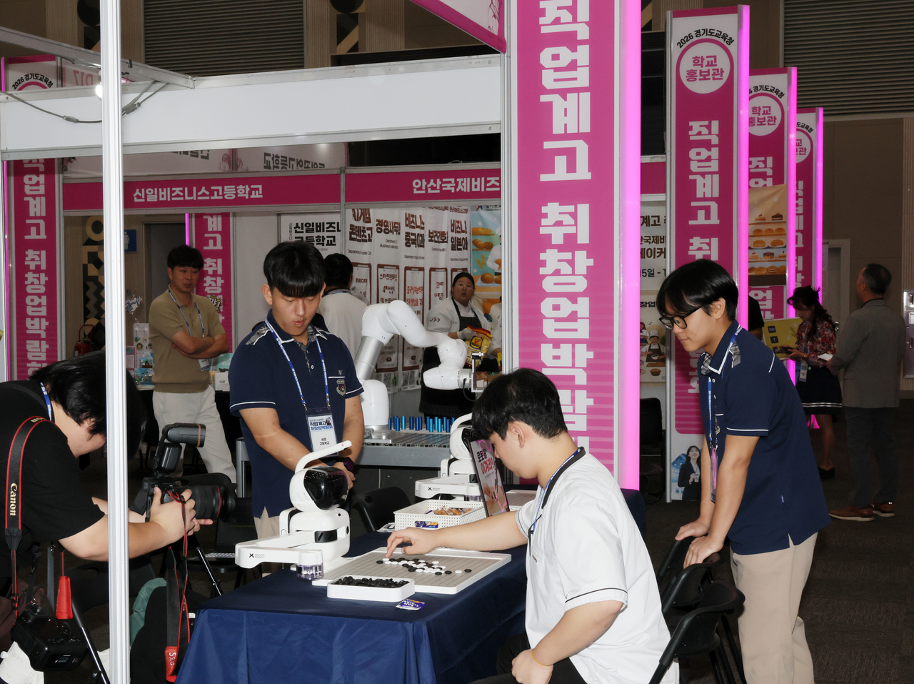 Students try out AI and semiconductor technology at the 2026 Gyeonggi Provincial Office of Education Vocational High School Employment and Startup Fair, held at KINTEX Hall 2 in Goyang, Gyeonggi Province, on Tuesday.