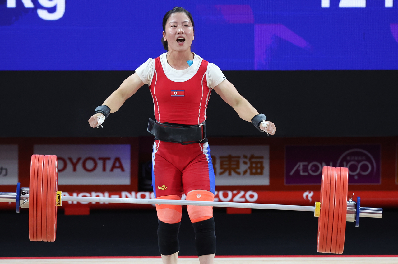 23일 일본 나고야 중소기업진흥회관에서 열린 2026 아이치·나고야 아시안게임 여자 53㎏ 북한 강현경이 용상 3차 시기 124㎏를 성공 후 기뻐하고 있다. 아시안게임 신기록. [연합]