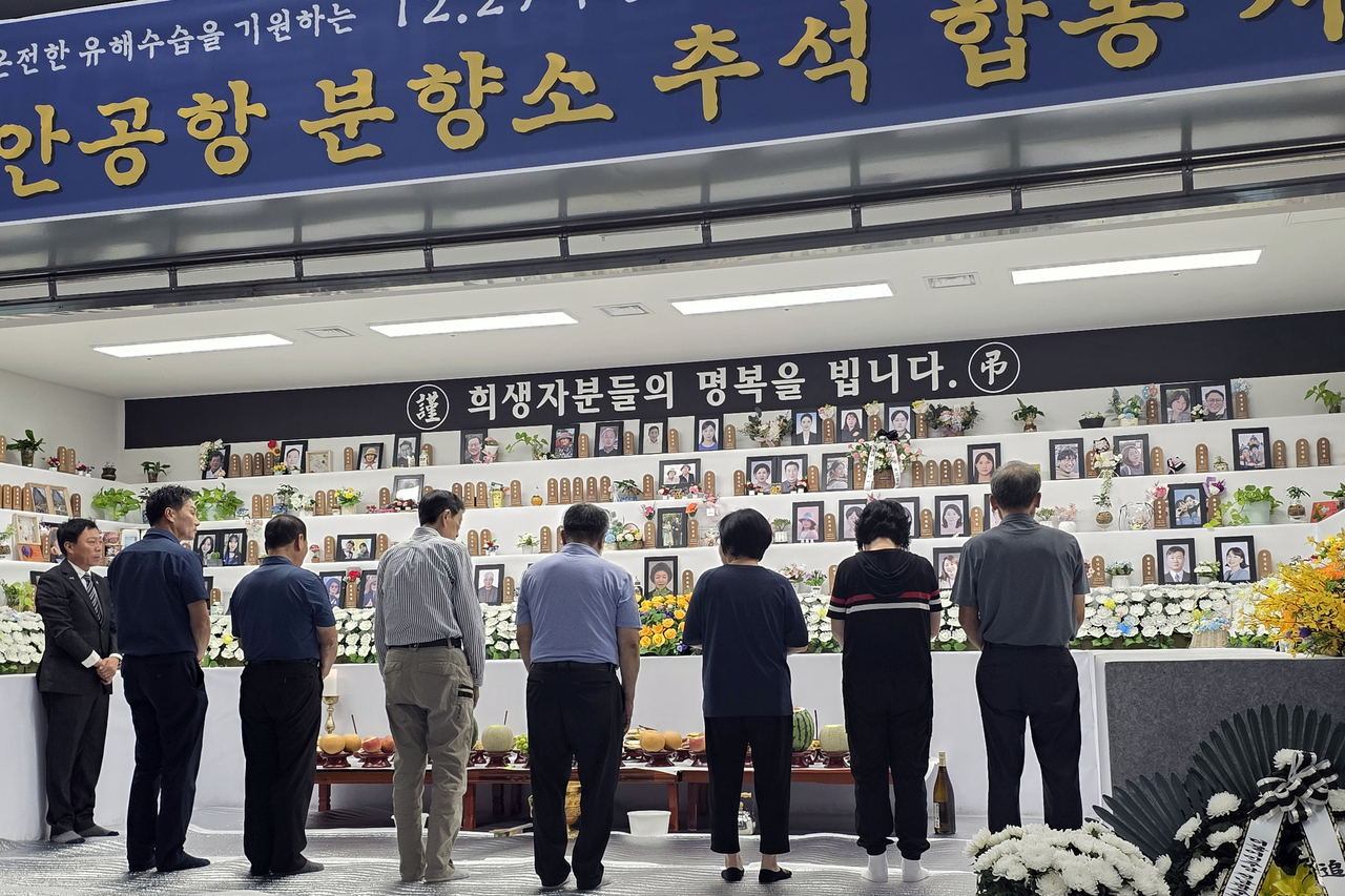 25일 오전 전남광주 무안국제공항 1층 합동분향소에서 12·29 제주항공 여객기 참사 유가족들이 참사 이후 네 번째 명절을 맞아 합동 차례를 지내고 있다. 2026.9.25 [12·29 제주항공 여객기 참사 유가족협의회 제공. 재판매 및 DB 금지] <연합뉴스>