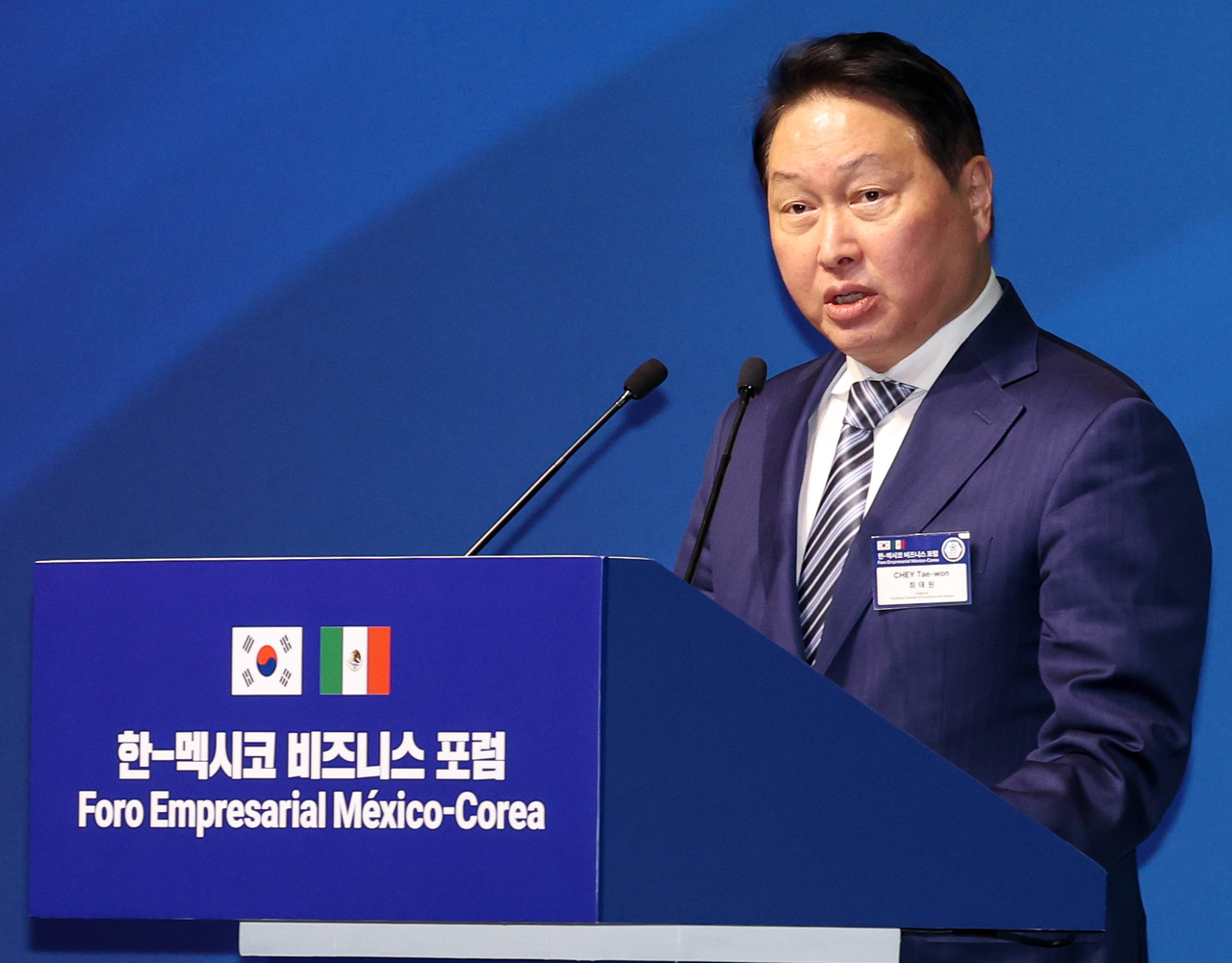 최태원 대한상공회의소 회장이 25일(현지시간) 멕시코시티 월드트레이드센터에서 이재명 대통령이 참석한 가운데 열린 한-멕시코 비즈니스 포럼에서 환영사를 하고 있다. [연합]