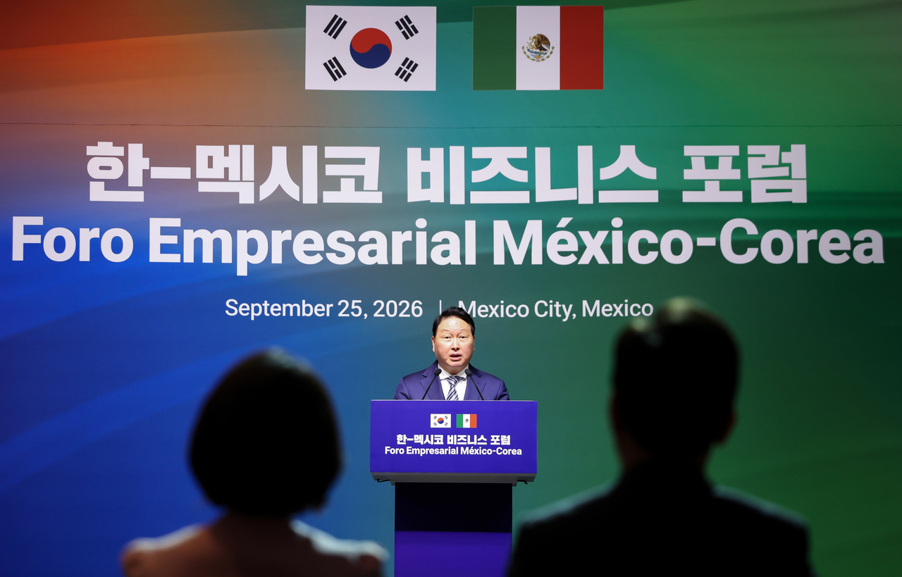 최태원 대한상공회의소 회장이 25일(현지시간) 멕시코시티 월드트레이드센터에서 이재명 대통령이 참석한 가운데 열린 한-멕시코 비즈니스 포럼에서 환영사를 하고 있다. [연합]