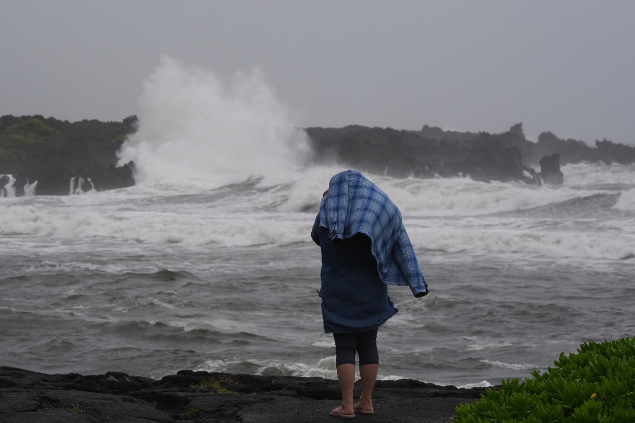 A woman watches waves near Pahala, Hawaii, Saturday. (AP-Yonhap)