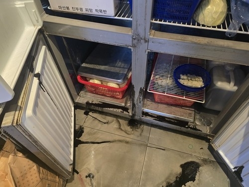 24일 중국 최고지도자 이름을 상호로 쓰는 경기 분당의 한 중식당의 내부가 래커와 페인트 등으로 훼손돼 있다.
‘래커 테러’를 저지른 용의자 4명은 모두 중국인으로 밝혀졌으며, 이들은 범행 당일 본국으로 도주해 경찰이 국제사법공조에 나섰다. 2026.9.27  [피해자 제공·연합]