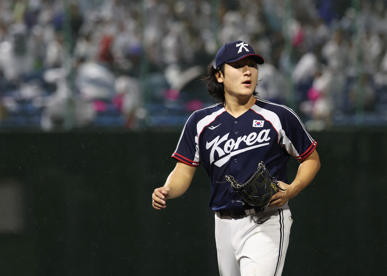 27일 일본 아이치현 도요하시 시민구장에서 열린 2026 아이치·나고야 아시안게임 결승 한국과 일본의 경기. 2회 말 한국 선발투수 곽빈이 이닝을 마치고 더그아웃으로 향하고 있다. [연합]