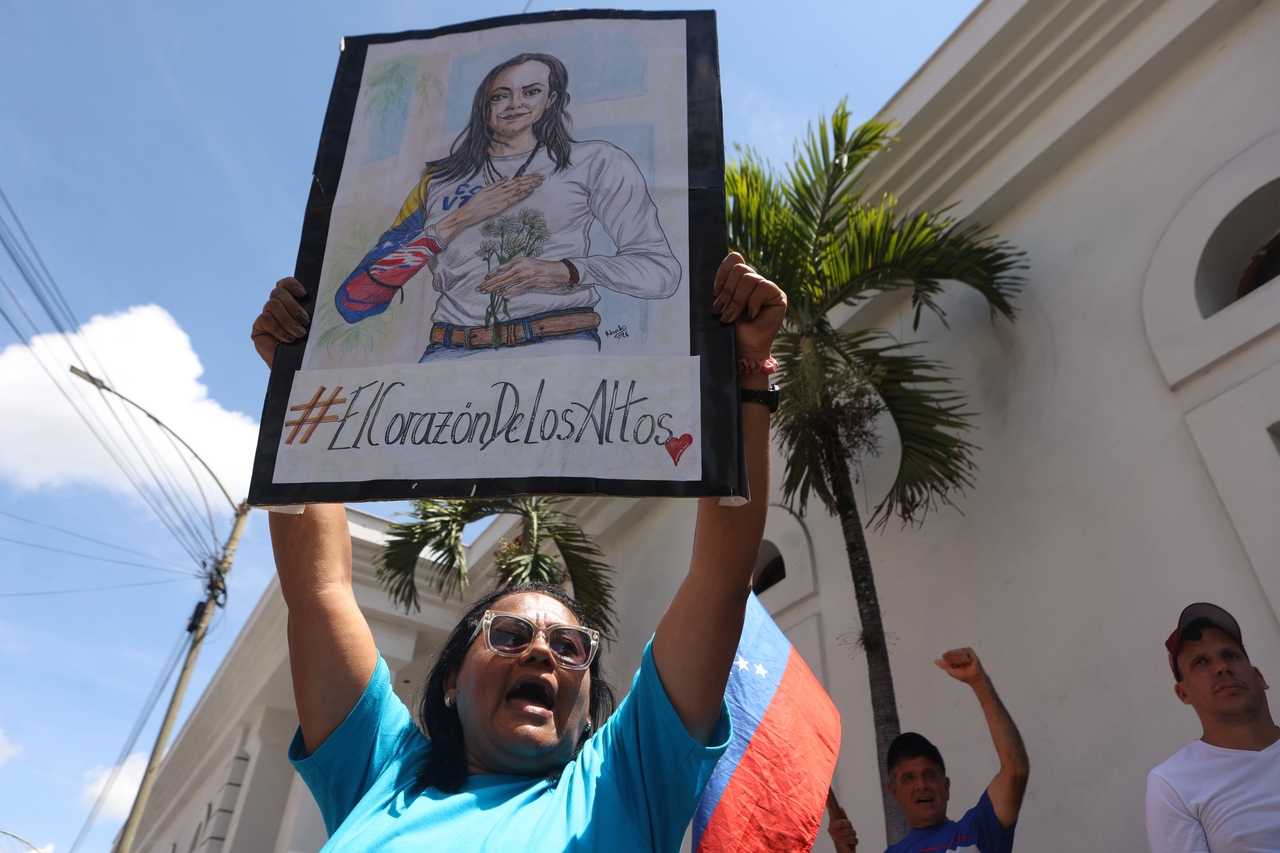 A supporter of opposition leader Maria Corina Machado holds up a poster with her image in Los Teques, Venezuela, Sunday. (AP-Yonhap)
