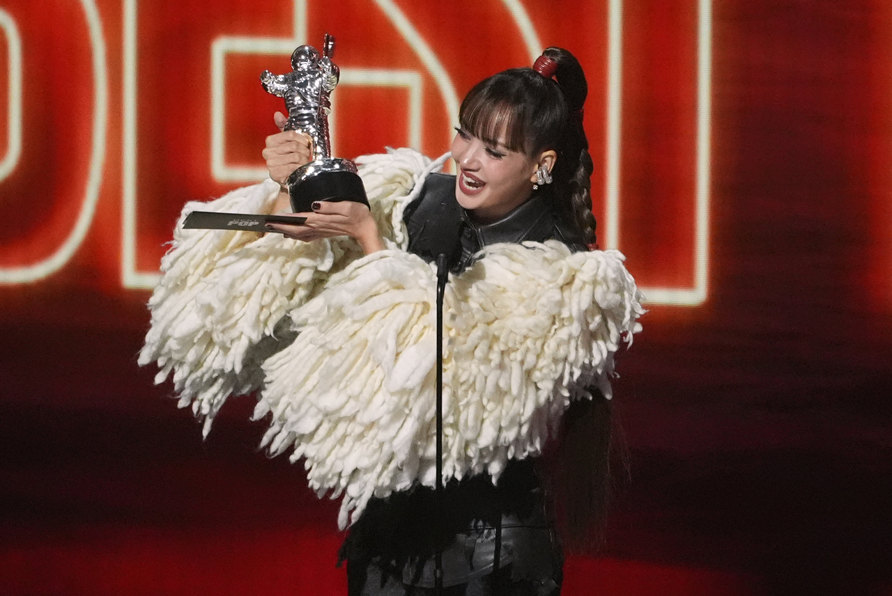 Lisa holds up the best pop trophy at the 2026 MTV VMAs. [AP/Yonhap]