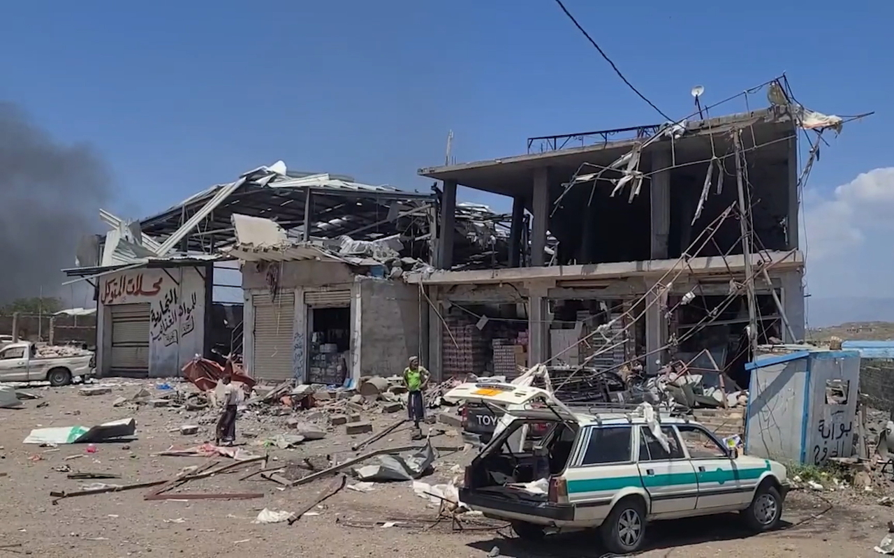 Damage to a market after it was targeted by an alleged airstrike by Saudi Arabia on the outskirts of the southwest city of Taiz, Yemen, Sunday (EPA-Yonhap)