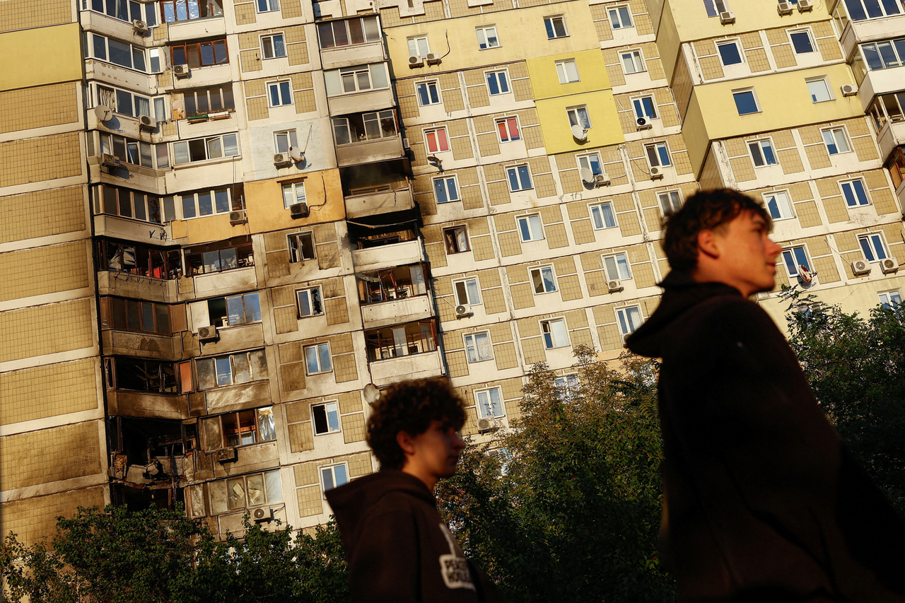 Damage at the site of a residential building hit during a Russian jet-powered drone strike, amid Russia's attack on Ukraine, in Kyiv, Ukraine, Sunday (Reuters-Yonhap)