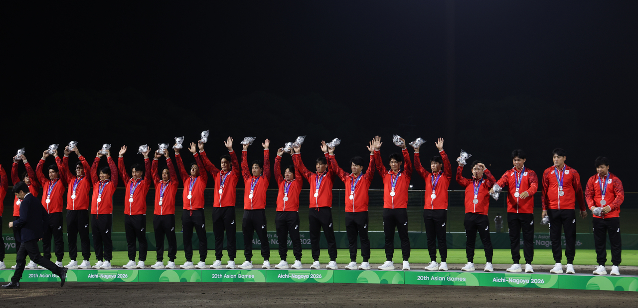 27일 일본 아이치현 도요하시 시민구장에서 열린 2026 아이치·나고야 아시안게임 야구 결승에서 은메달을 딴 일본 선수단이 시상대에서 인사하고 있다. [연합]
