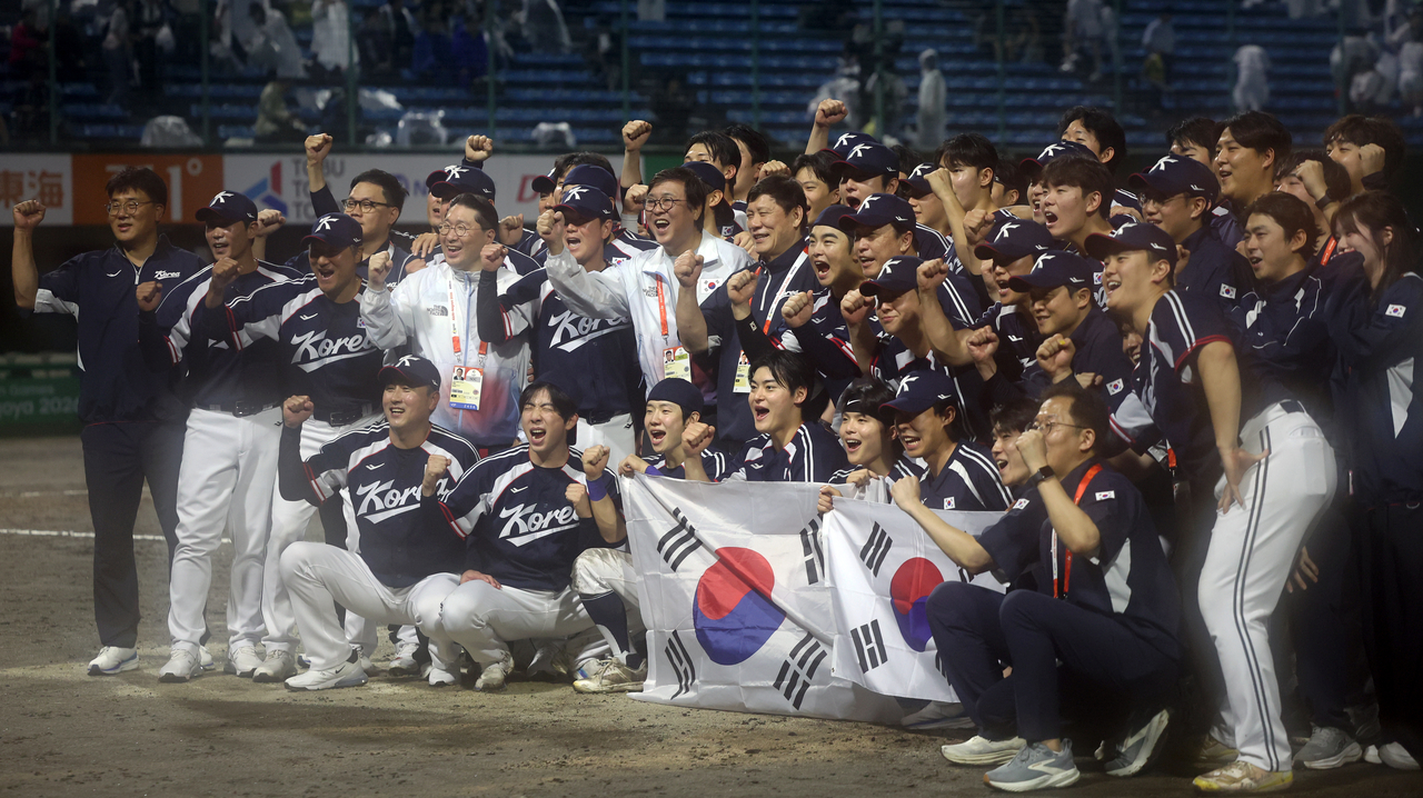 27일 일본 아이치현 도요하시 시민구장에서 열린 2026 아이치·나고야 아시안게임 야구 결승에서 금메달을 차지한 대한민국 대표선수들이 최휘영 문화체육관광부 장관, 허구연 한국야구위원회 (KBO) 총재 등과 기념 촬영을 하고 있다. [연합]