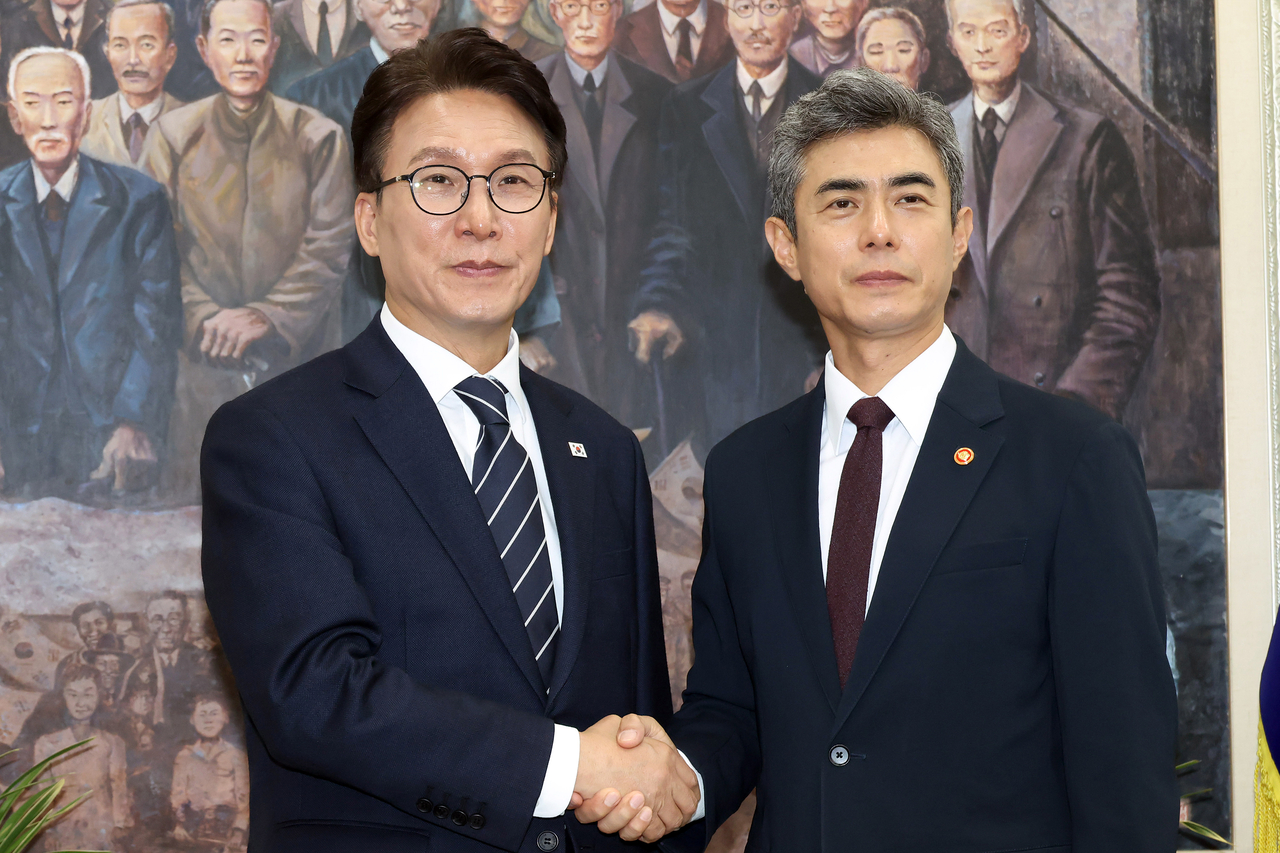 Defense Minister Kang Shin-chul (right) meets with Democratic Party Chair Rep. Kim Min-seok at the National Assembly on Monday. (Yonhap)