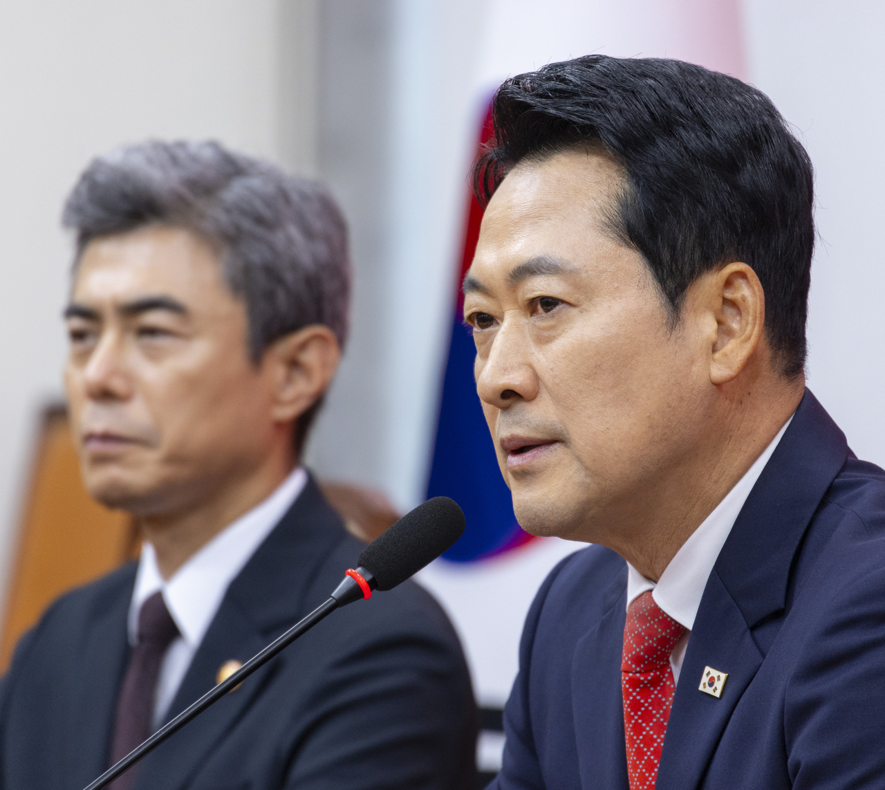 Defense Minister Kang Shin-chul (left) meets with People Power Party Chair Rep. Jang Dong-hyeok at the National Assembly on Monday. (Yonhap)