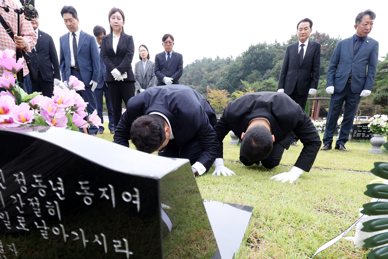 김상욱 울산시장이 28일 오전 전남광주 북구 국립 5·18민주묘지 고(故) 정동년 선생 묘역을 찾아 절을 올리고 있다. <연합뉴스>