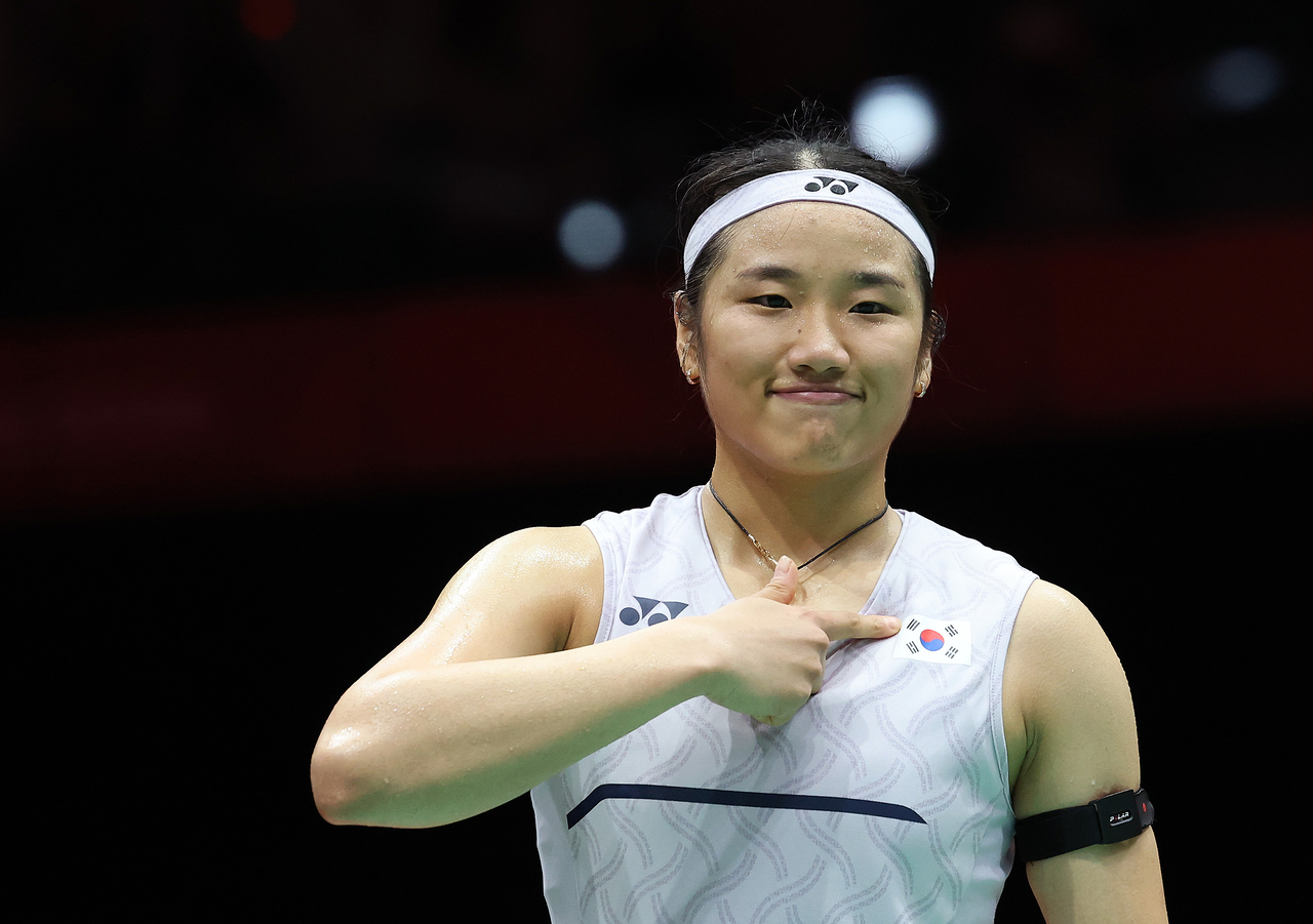 28일 일본 아이치현 이치노미야 시립체육관에서 열린 2026 아이치·나고야 아시안게임 배드민턴 여자 준결승. 한국 안세영이 중국 천위페이를 세트 스코어 2대 0으로 제압한 뒤 태극기를 가리키고 있다. [연합]