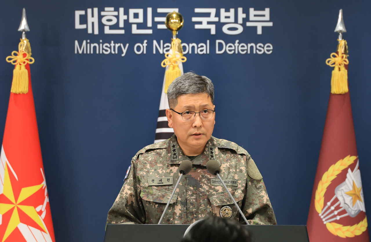 권대원 합동참모본부 차장이 28일 서울 용산구 국방부에서 ‘비무장지대 지뢰 추정 폭발 사고’ 관련 브리핑을 하고 있다. [연합]