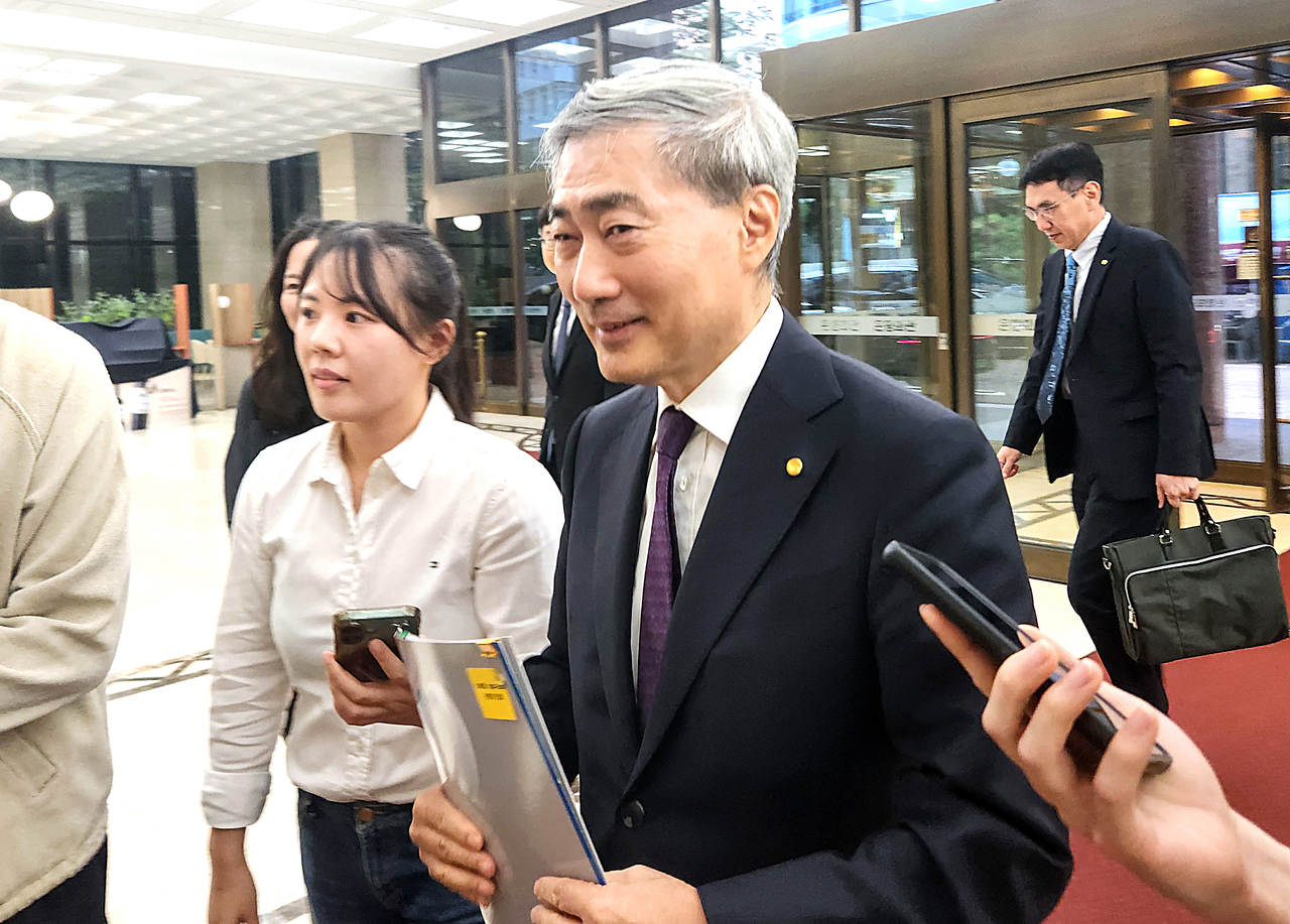 신현송 한국은행 총재가 28일 서울 중구 은행회관에서 시중 은행장들과 취임 후 첫 간담회를 열기 위해 입장하고 있다. [연합]