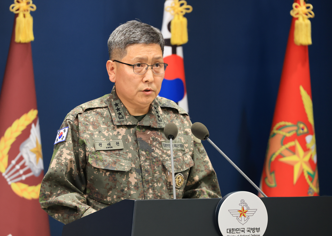 Army Lt. Gen. Kwon Dae-won, vice chairman of the Joint Chiefs of Staff, speaks about the military's investigation into the Sept. 21 DMZ mine explosions during a briefing at the Defense Ministry headquarters in Seoul on Monday evening. (Yonhap)
