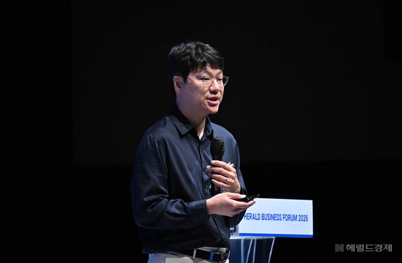 김경륜 삼성전자 D램개발실 상무가 29일 오전 서울 중구 신라호텔 다이너스티홀에서 열린 헤럴드 기업포럼 2026에서 ‘AI의 새로운 도약을 위해, HBM을 다시 생각하다’를 주제로 강연을 하고 있다. 임세준 기자