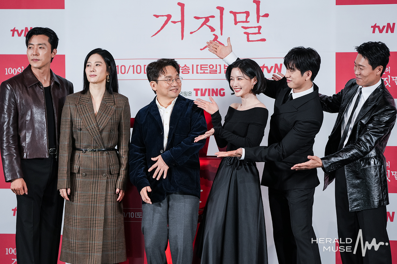 [헤럴드뮤즈=민경빈 기자] 배우 이무생, 김현주, 유인식 감독, 김유정, 박진영, 진선규가 29일 오후 서울 용산구 CGV 용산아이파크몰에서 진행된 tvN 20주년 특별기획 새 토일드라마 ‘100일의 거짓말’ 제작발표회에 참석해 포토타임을 갖고 있다.