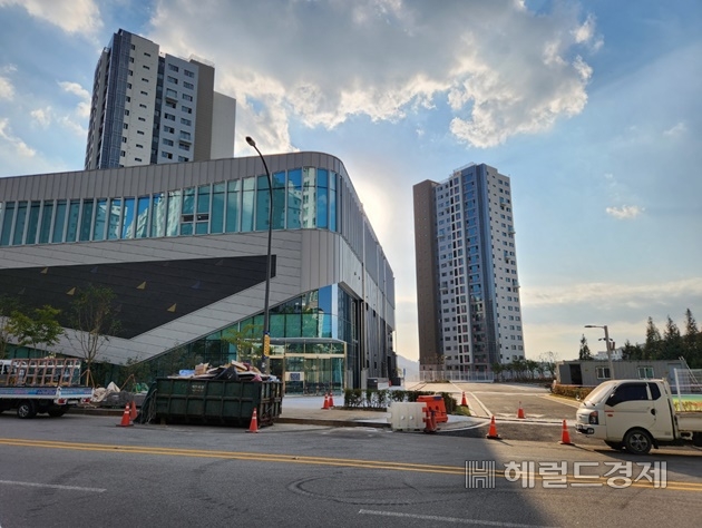 여수시 죽림지구 꿈바다어린이도서관이 준공돼 내년 7월에 개관된다. /박대성 기자