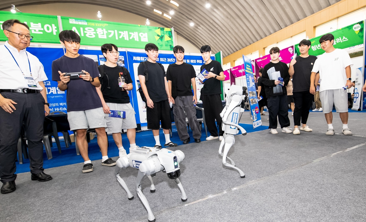영진전문대 대학일자리플러스센터가 개최한 ‘2025 미래모빌리티 JOB EXPO’ 로봇 시연 모습.[영진전문대 제공]