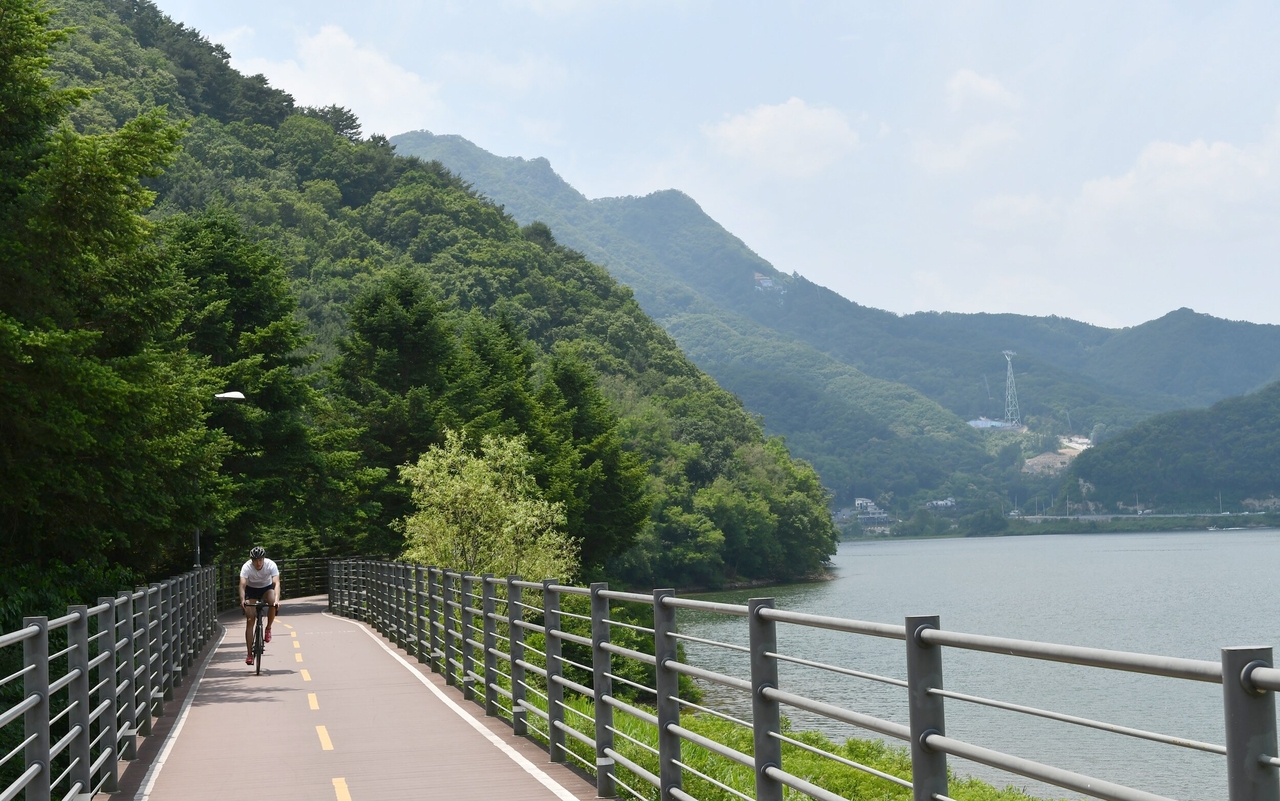 The Uiam Lake cycling path connected to Gongji Stream