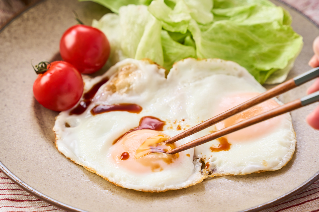 올리브오일을 뿌린 달걀에 토마토, 양상추를 곁들인 식사 [게티이미지뱅크]