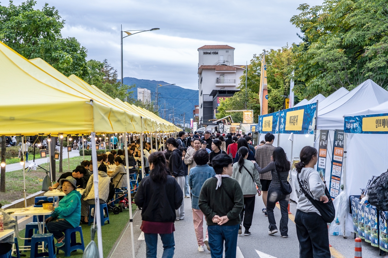 Street food stalls along Gongji Stream