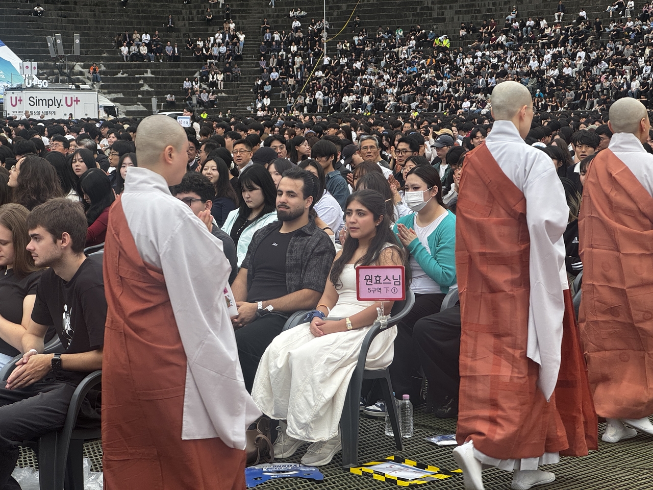 Monks walk past rows of international students during Dongguk University’s Young Camp at its campus in Dongdaemun-gu on Sept. 17. (Lee Seung-ku/The Korea Herald)