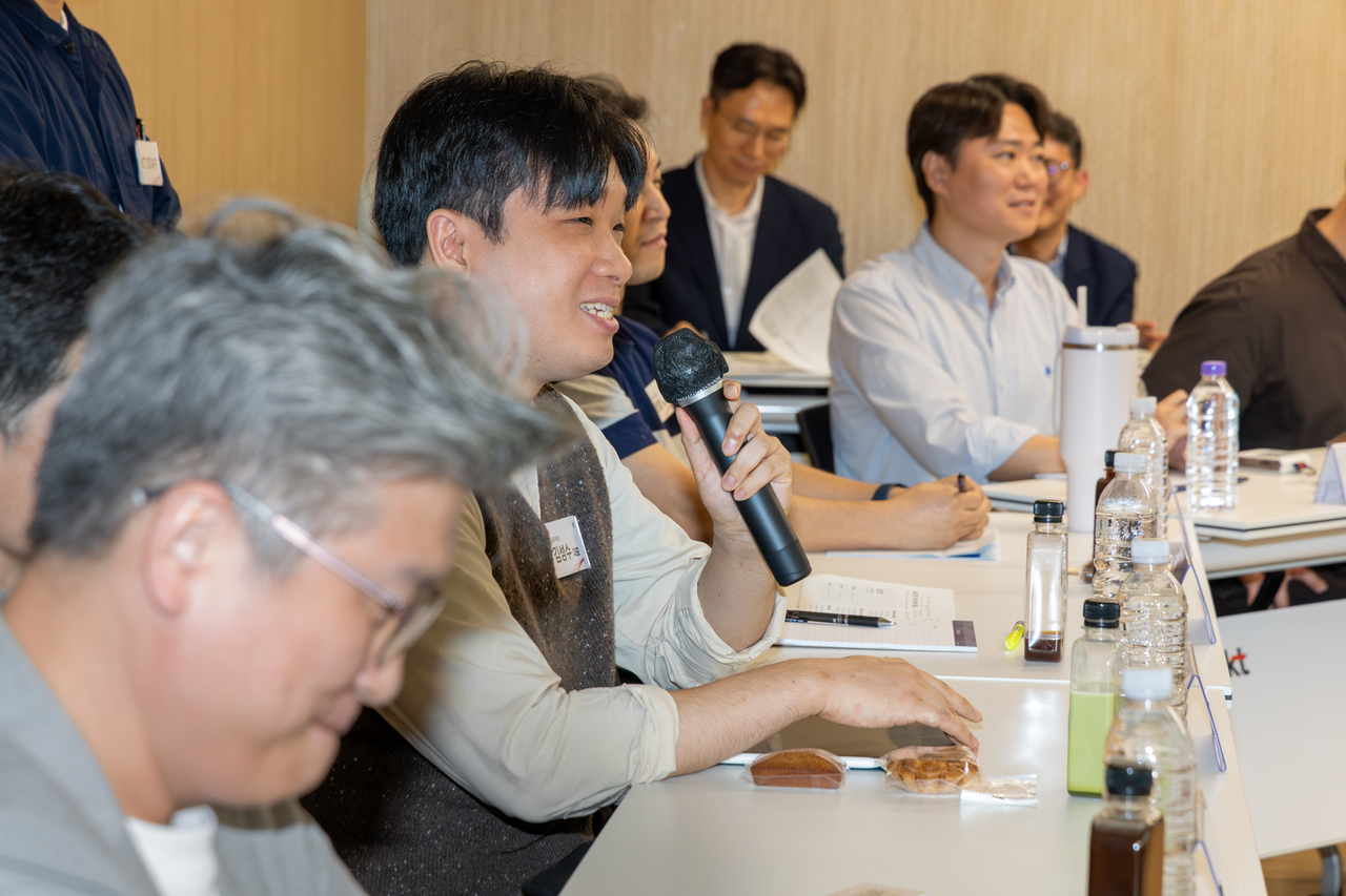 KT가 여러 업종의 소상공인 고객과 포럼을 진행하는 모습 [KT 제공]