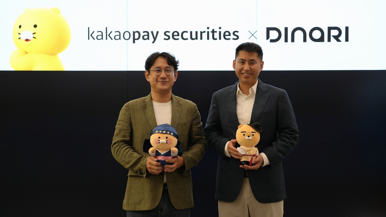 Chung In-young executive vice president of Kakaopay Securities, left, and Gabe Otte, CEO of Dinari, pose for a photo at the signing ceremony for their memorandum of understanding in Seoul on Tuesday. (Kakaopay securities)
