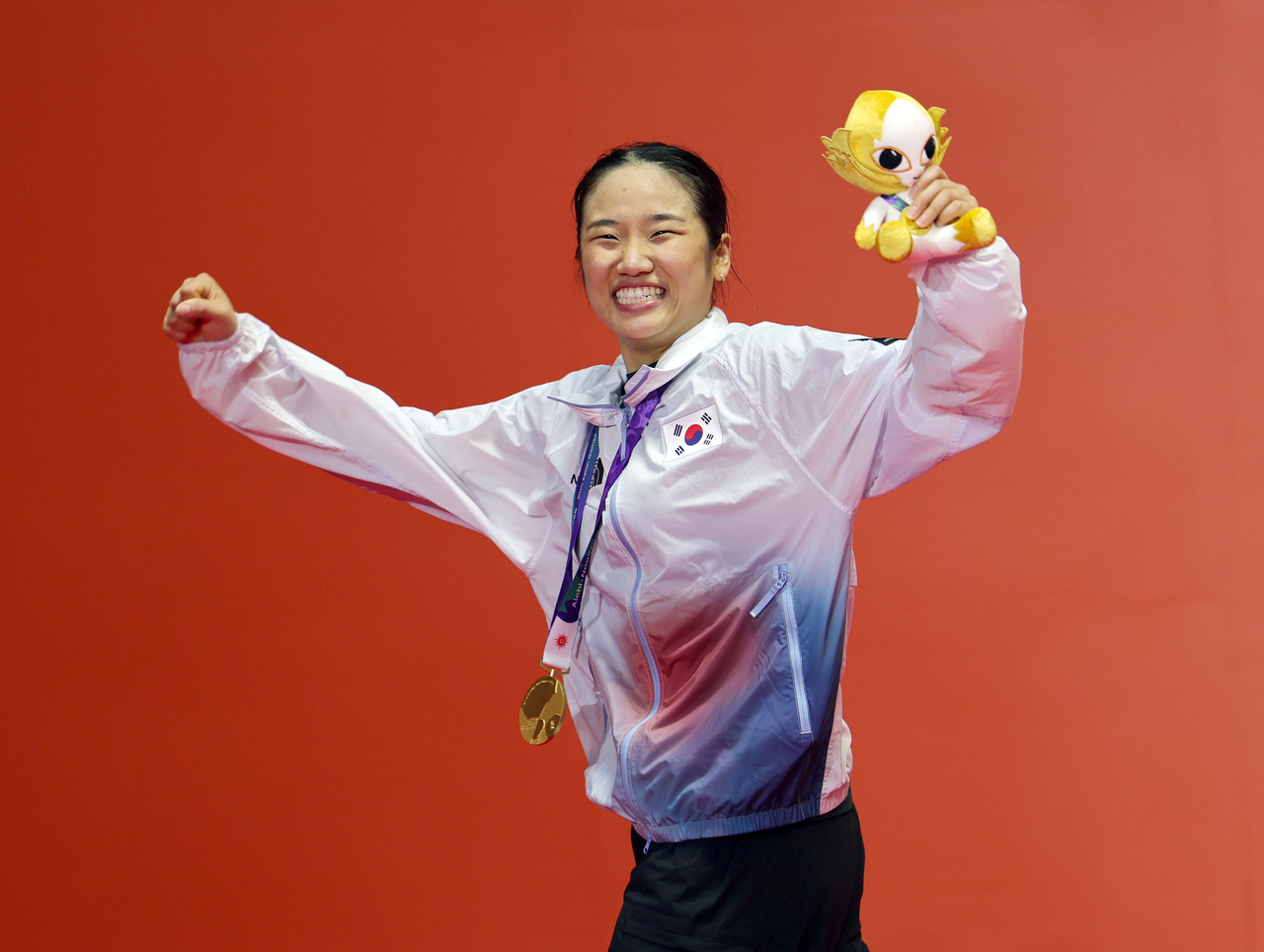 An Se-young smiles during the medal ceremony after winning the gold medal in the women's singles final on Tuesday.  (Yonhap)