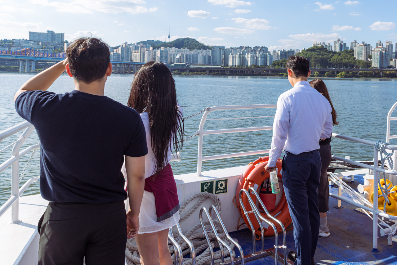 Participants of the first "Seolleim in Seoul" gather on the city's Hangang Bus ferry on Sept. 19. (Seoul Metropolitan Government)
