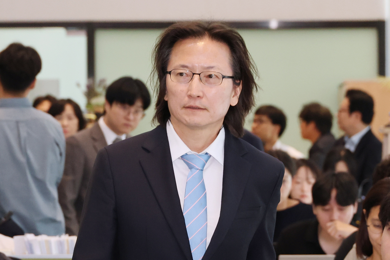 Ju Biung-ghi, head of the Fair Trade Commission, enters a press briefing room in the central city of Sejong on Sept. 21. (Yonhap)