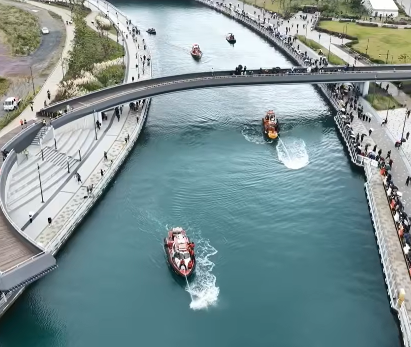 A rescue operation is underway Tuesday morning to guide a shark stranded in an artificial waterway at North Port Waterfront Park in Dong-gu, Busan, back to sea. (Busan city government)