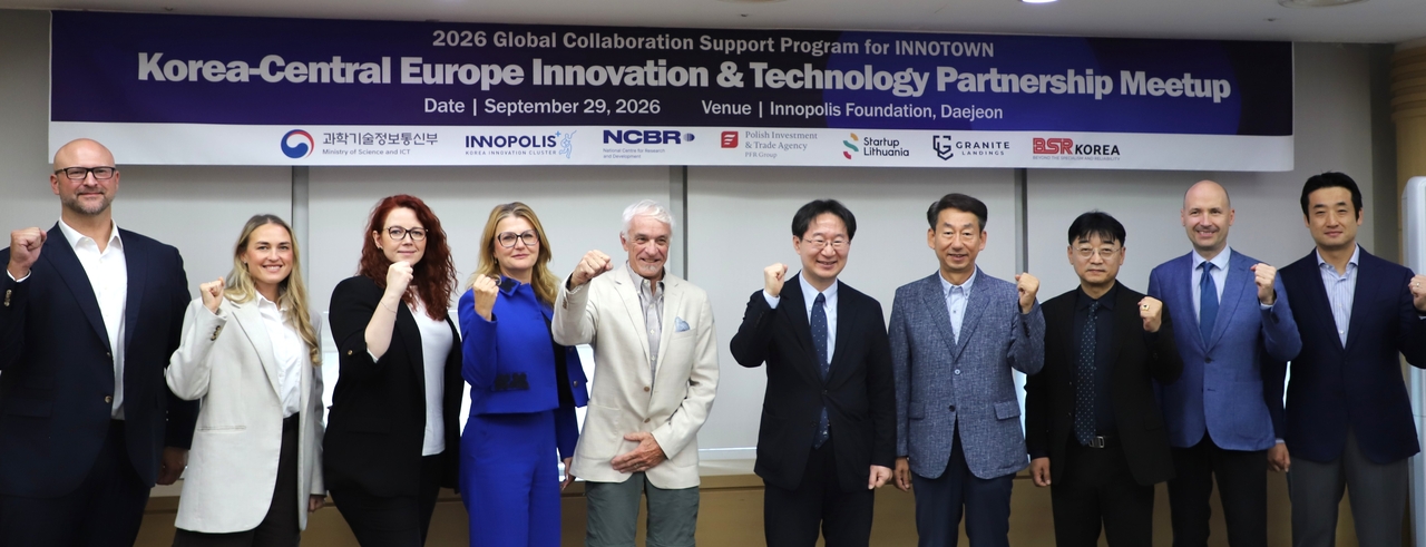 ‘한-중부유럽 혁신기술 파트너십 밋업’에서 관계자들이 기념 촬영을 하고 있다.[연구개발특구진흥재단 제공]