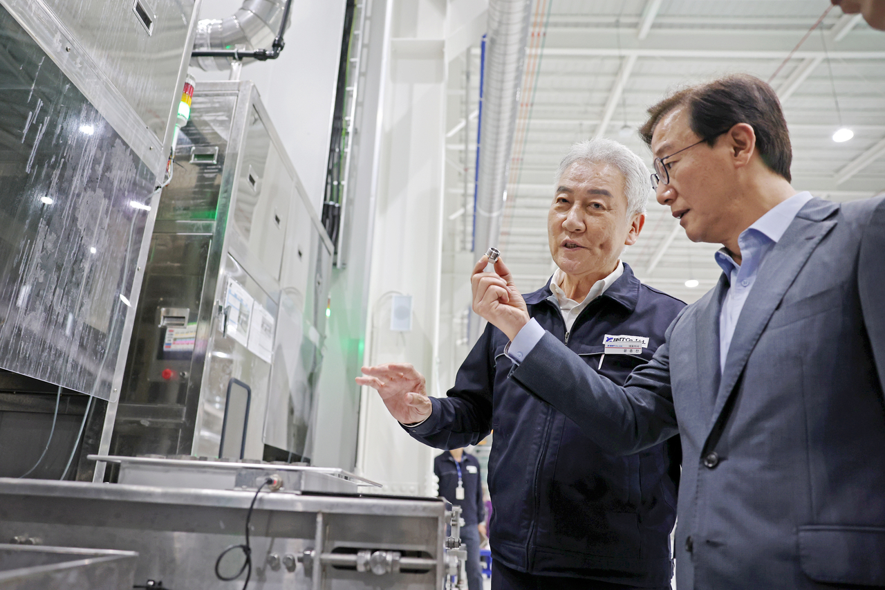 29일 동부산권 민생 현장방문에 나선 전재수(오른쪽) 부산시장이 기장군 소재 (주)비엠티 윤종찬 대표이사의 설명을 듣고 있다. [부산시 제공]