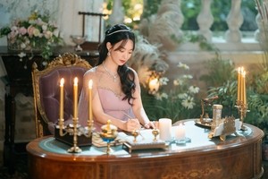 신민아, 단단하고 우아한 ‘나비에’ 그 자체..‘재혼 황후’ 캐릭터 스틸