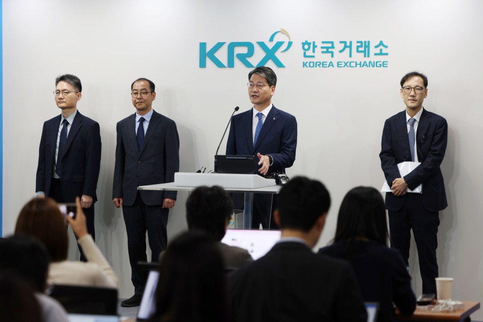 Elite alumni network at center of W20b trading probe