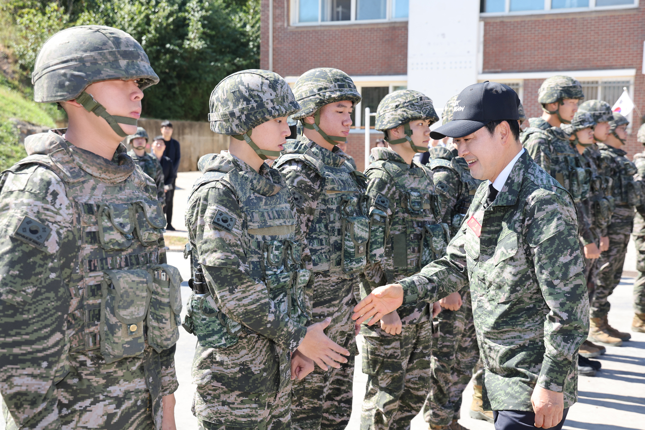장동혁 국민의힘 대표가 29일 인천 옹진군 백령도 해병대 제6여단에서 장병들과 악수하고 있다. [연합]