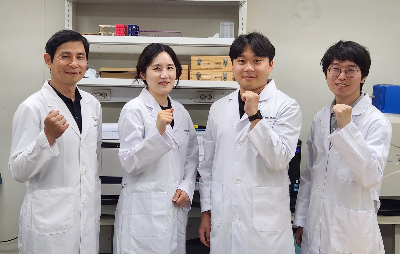 이번 연구를 수행한 공동 연구진. 한국한의학연구원 이진무(왼쪽부터), 정미경 박사, 김상윤 충남대학교 연구원, 박상민 교수.[한국한의학연구원 제공]