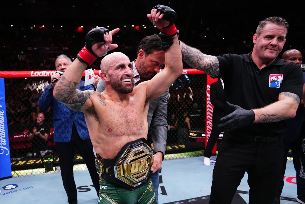 올 1월 31일 호주 시드니 쿠도스 뱅크 아레나에서 열린 UFC 325 페더급 타이틀전에서 승리한 알렉산더 볼카노프스키가 환호하고 있다. [UFC 제공]
