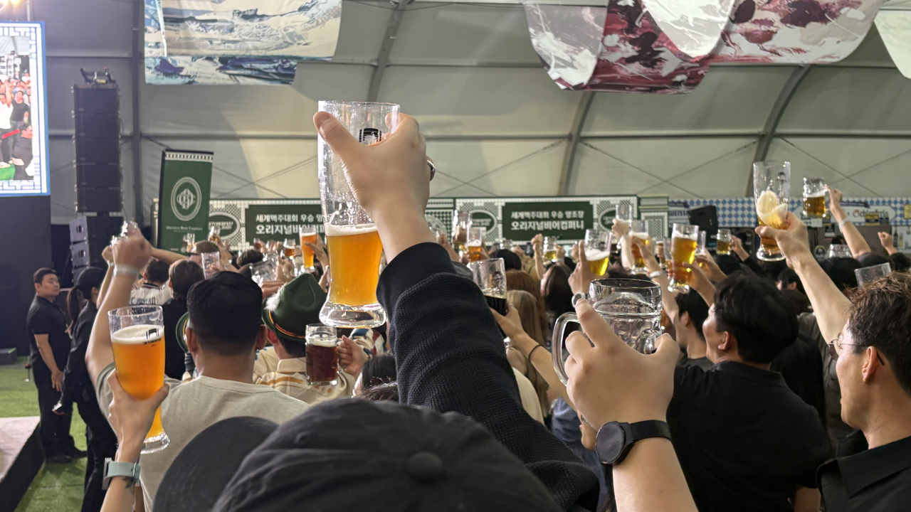 지난 18일 진행된 ‘옥토버페스트 서울 2026’에서 사람들이 맥주를 즐기고 있다. 박연수 기자